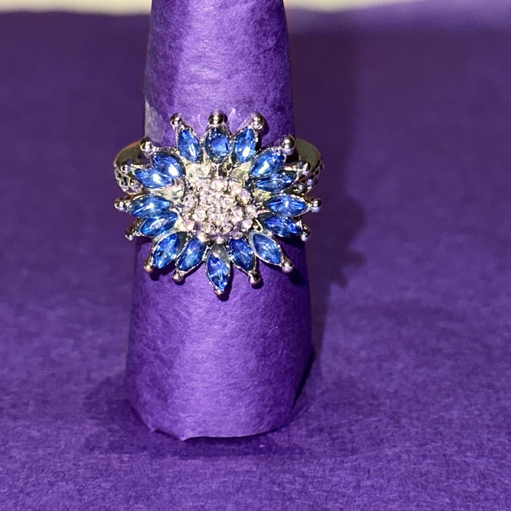 Silver sun flower rhinestone ring 💍 ✨